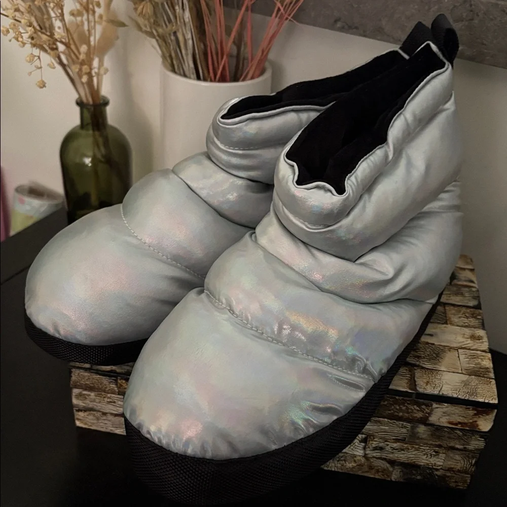 NWT CAPEZIO (9/10) Slipper Boot Metallic Nylon Quilt Moon Silver Black Comfort - Picture 11 of 15